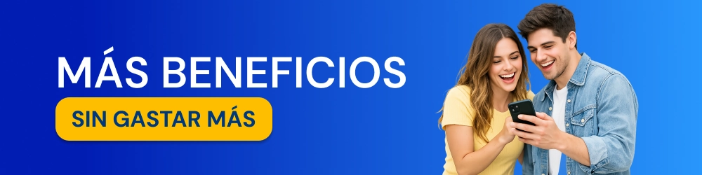 Dos personas usando su celular para comprar Paquetigos