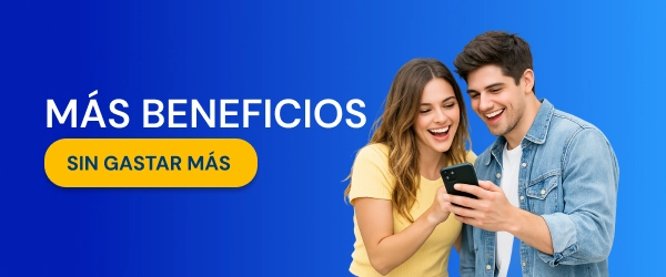 Dos personas usando su celular para comprar Paquetigos